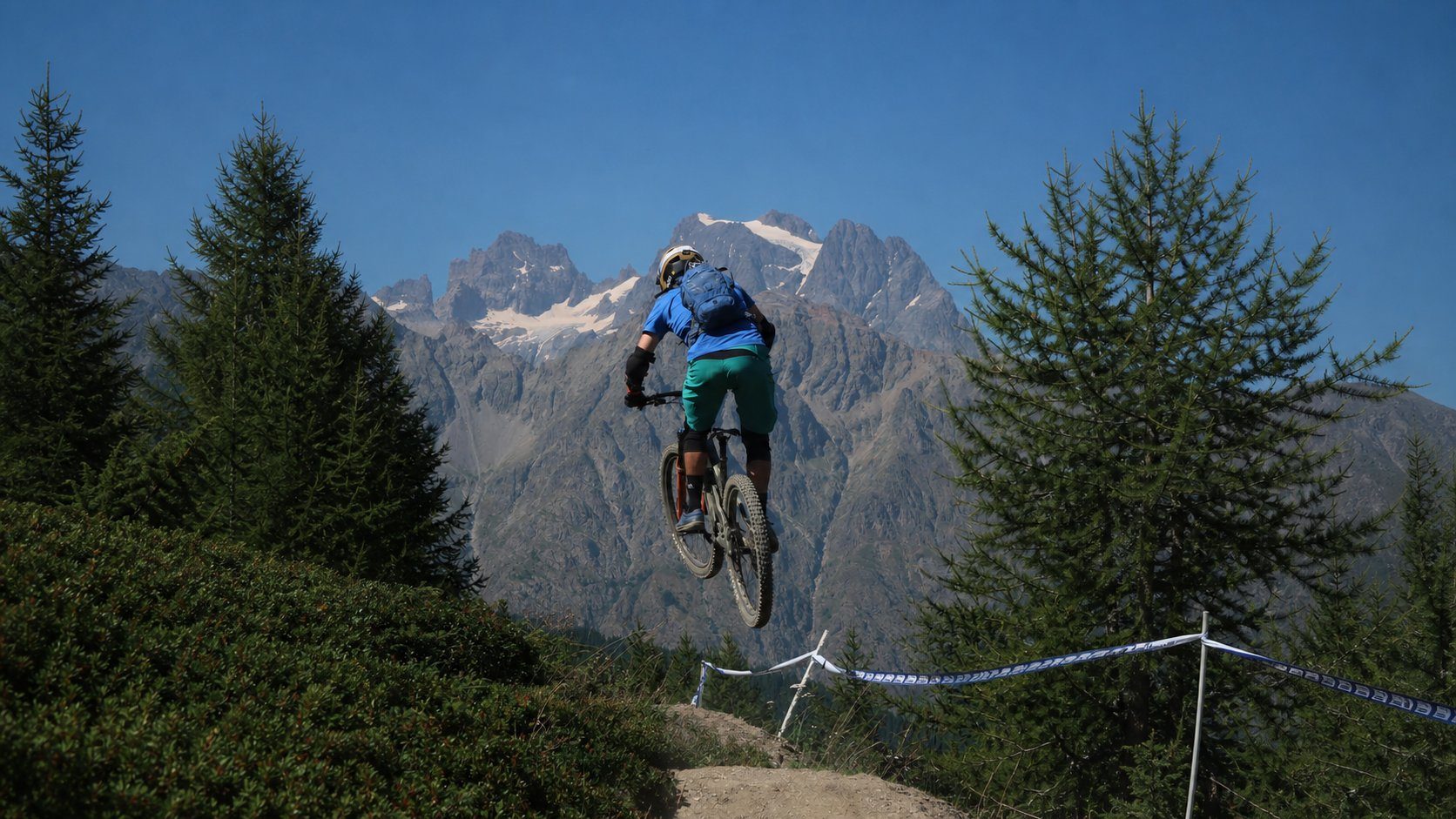 Kolesar v skoku, Massif des Écrins v ozadju